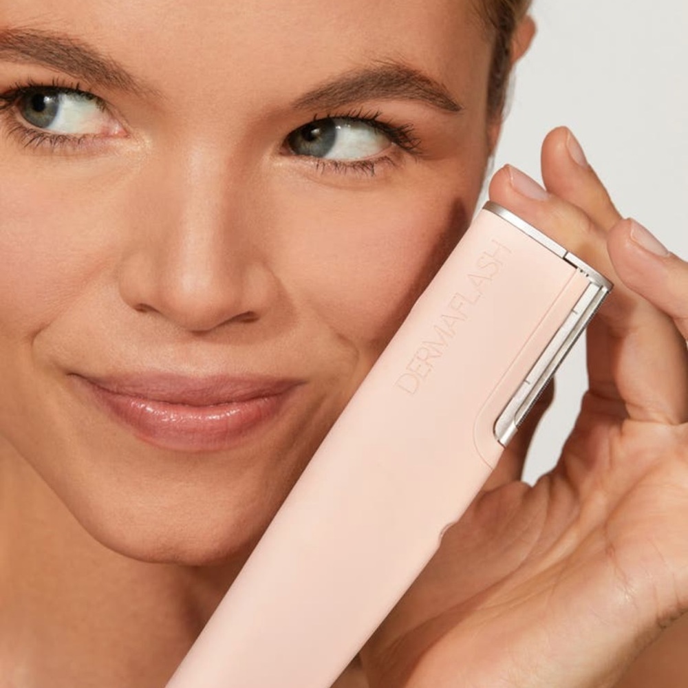 DERMAFLASH LUXE+ Advanced Sonic Dermaplaning device